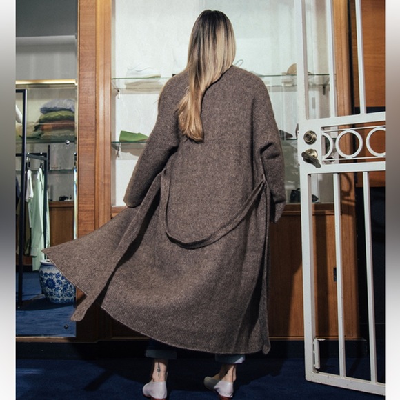 LAUREN MANOOGIAN - Picture 7 of 11